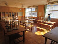 少ない人数でも丁寧に掃除しています。