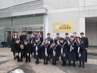 音楽堂の前で記念撮影