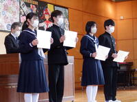 皆勤賞受賞の代表生徒たち 皆勤賞受賞の代表生徒たち