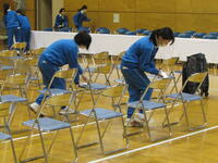 先輩方の椅子を拭いて･･･