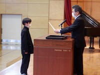 １年生代表生徒へ修了証書授与