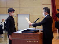 ２年生代表生徒へ修了証書授与