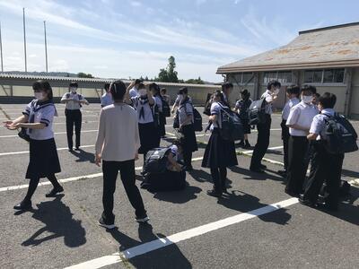 バスに乗り込む様子