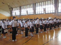 終業式に臨む全校生