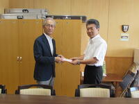 会長の小沼貞彦様よりご寄付をいただきました