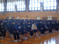 始業式に臨む生徒たち