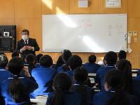 社会の授業です。小学生を前に緊張気味