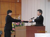 卒業生一人ひとりに卒業証書を手渡す