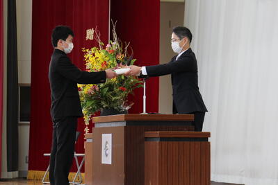 教科書を受け取る代表生徒